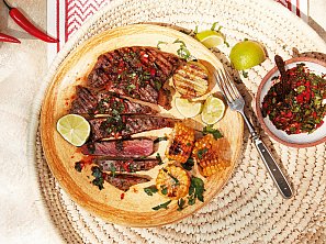 Hovězí steak s chimichurri a kukuřicí