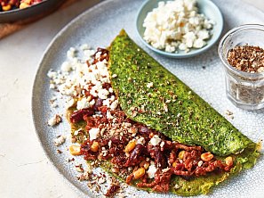 Chilli con carne s kořeněnými oříšky a fetou v zelené kukuřičné placce