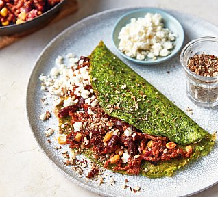 Chilli con carne s kořeněnými oříšky a fetou v zelené kukuřičné placce