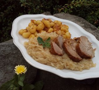 Dušená česneková kýta