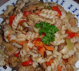 Těstovinový salát s rybou a zeleninou