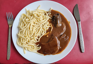 Srnčí (hovězí, králík) na červeném víně