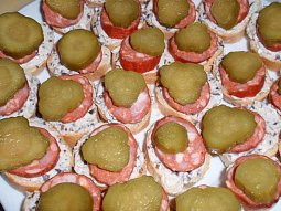 Jednohubky / chlebíčky s olivovou pomazánkou