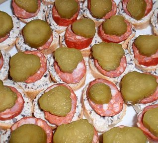 Jednohubky / chlebíčky s olivovou pomazánkou