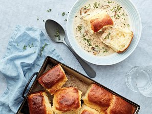 Houbová omáčka s bramborovými buchtami