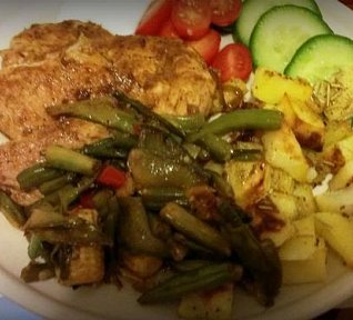 Pečené brambory s kuřecím plátkem