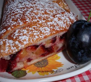 Kynutý švestkový závin (štrůdl)