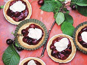 Mandlové koláčky s třešněmi