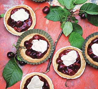 Mandlové koláčky s třešněmi