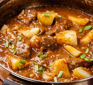 Kančí guláš s bramborami