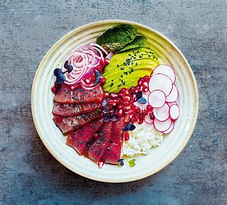 Pikantní poke bowl s tuňákem