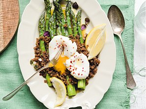 Chřest s křupavou posýpkou a ztraceným vejcem