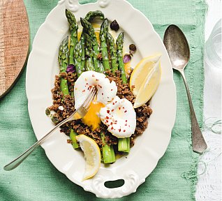 Chřest s křupavou posýpkou a ztraceným vejcem