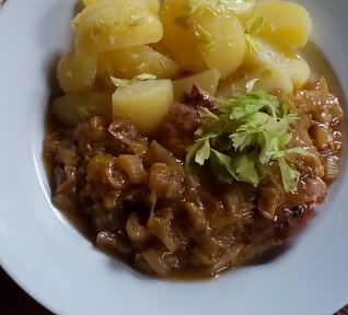 Dušená kuřecí stehna na řapíkatém celeru s pórkem