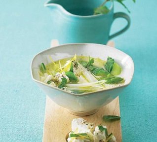 Polévka z chřestu a mangoldu