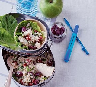 Salát z quinoy a sušených rajčat