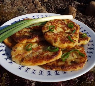 Bramborové placičky s máslovými cibulkami