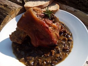 Pečené česnekovo-houbové koleno