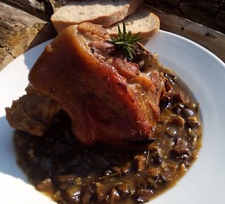 Pečené česnekovo-houbové koleno