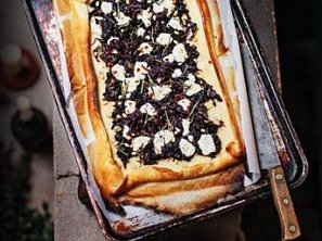 Pizza se zelím a kozím sýrem