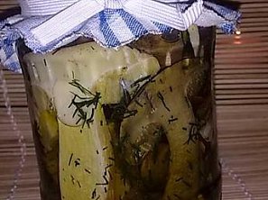 Houby nakládané v oleji na koprové peřince