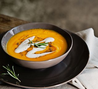 Dýňová polévka s červenou čočkou