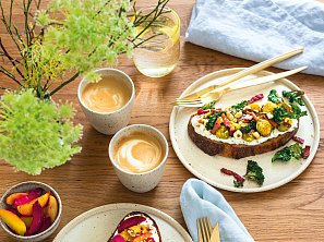 Křupavý chléb s tvarohem a kapustičkami