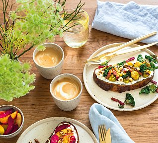 Křupavý chléb s tvarohem a kapustičkami