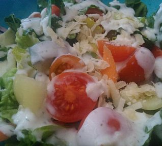 Zeleninový salát s domácí zálivkou