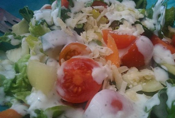 Zeleninový salát s domácí zálivkou