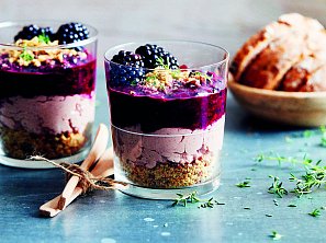 Zaječí parfait s želé z granátového jablka