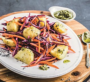 Bramborový salát s červeným zelím a pestem