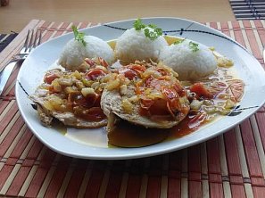 Vepřová kýta na rajčatech