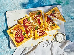 Mandlový koláč s pošírovanými hruškami