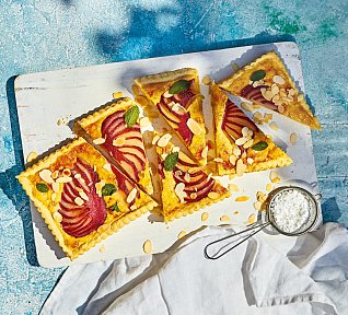 Mandlový koláč s pošírovanými hruškami