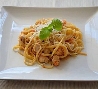 Pikantní špagety s kuřecím masem, slaninou a česnekem