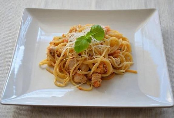 Pikantní špagety s kuřecím masem, slaninou a česnekem photo-0