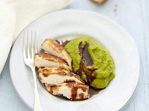 Pečená kuřecí prsa s jemným hrachovým pyré
