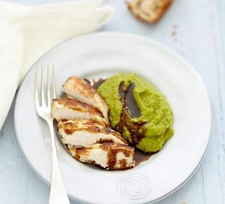 Pečená kuřecí prsa s jemným hrachovým pyré