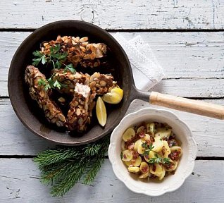 Kapr na povidlech a mandlích s teplým bramborovým salátem