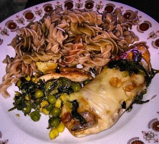 Celozrnné těstoviny s kuřecím masem, špenátem, hráškem a kukuřicí sypané sýrem