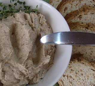 Jemná máslová pomazánka ze sardinek s bylinkami