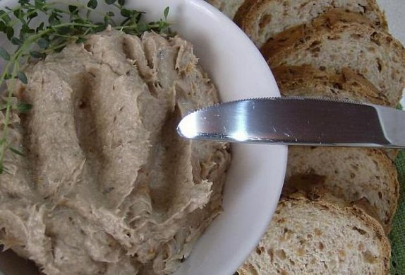 Jemná máslová pomazánka ze sardinek s bylinkami
