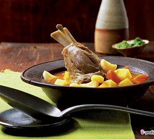 Jehněčí nožička dušená v zelenině