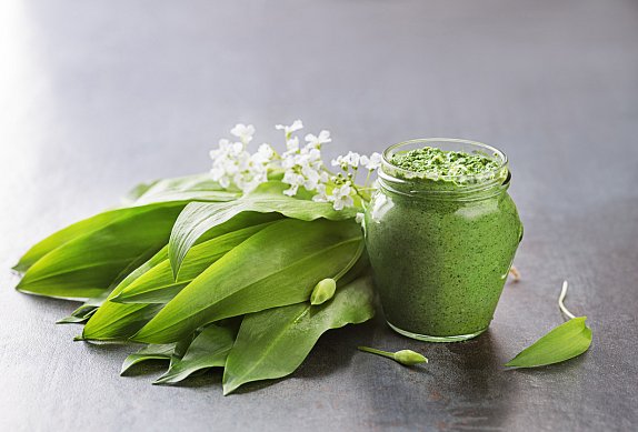 Domácí pesto z medvědího česneku