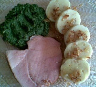 Bramborové knedlíky se strouhankou