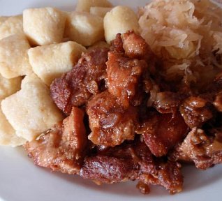 Pivní výpečky s bramborovými noky Pivní výpečky s bramborovými noky