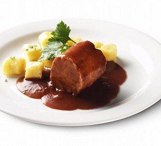 Vepřová líčka na červeném víně s bramborovými noky Vepřová líčka na červeném víně s bramborovými noky