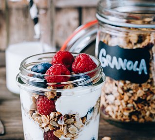 Domácí granola s mandlemi a medem