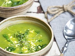 Špenátová polévka s jáhlami a řeřichou
